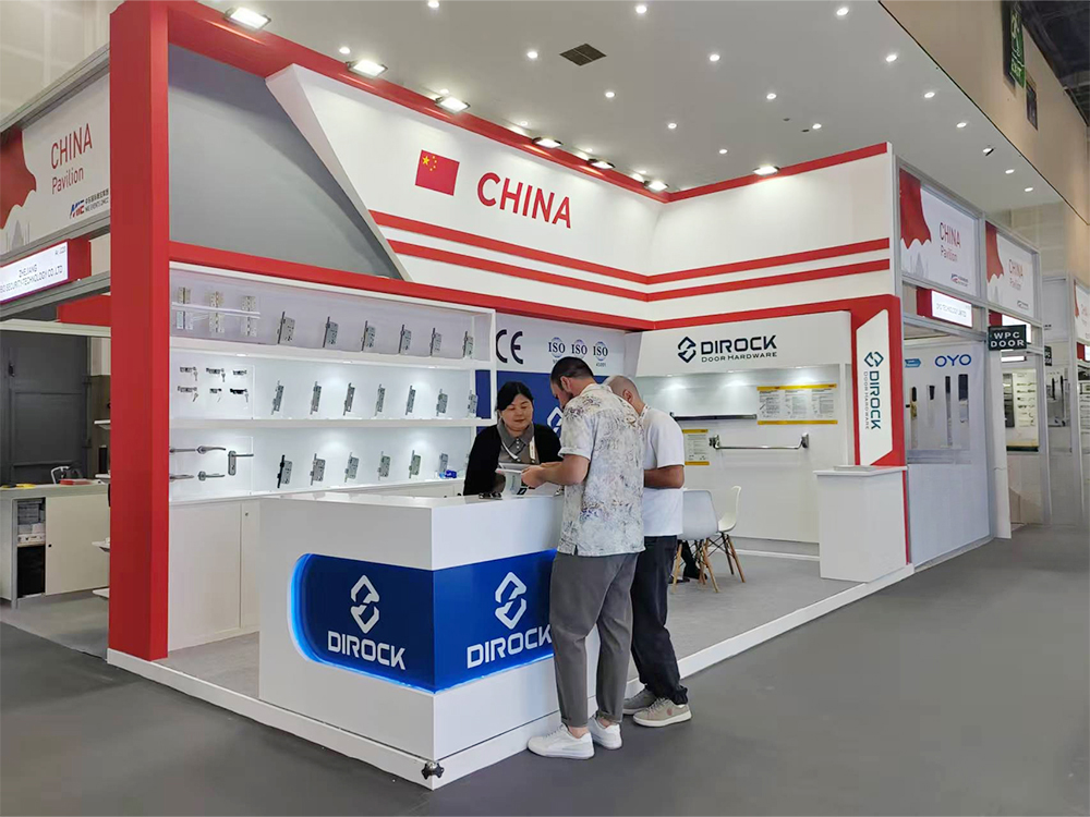 DIROCK interagindo com clientes na Big 5 Global 