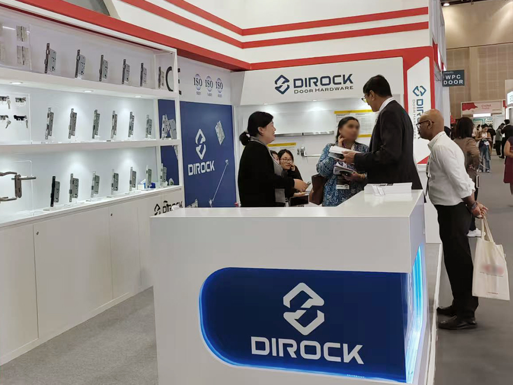 Dirock interagindo com clientes na Big 5 Global